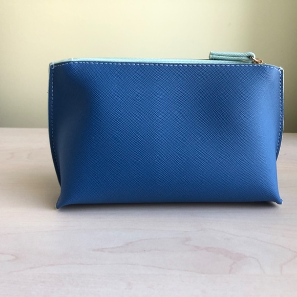 New La Mer Cerulean Blue & Aqua Interior Case w/ Full Zipper Closure - Picture 2 of 3